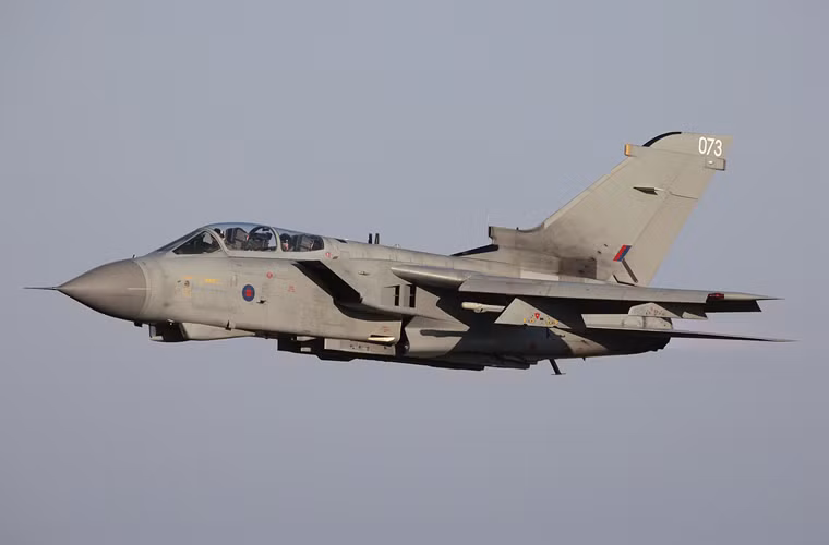 Tornado GR4 được trang bị cặp động cơ tuốc bin phản lực cánh quạt đẩy RB199-34R Mk 103 cho tốc độ bay cực đại 2.400km/h, bán kính tác chiến khoảng 700km, trần bay 15.200m.