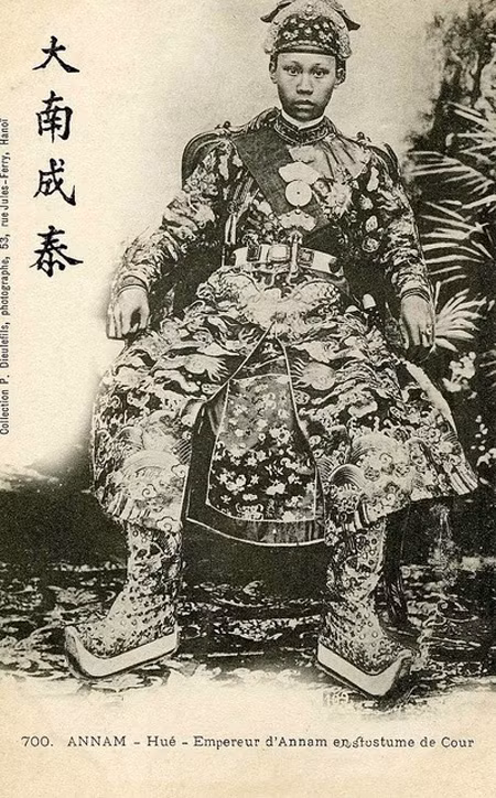 Nhà Nguyễn (1802 – 1945) là triều đại quân chủ cuối cùng trong lịch sử Việt Nam. Triều Nguyễn đánh dấu nhiều thăng trầm trong lịch sử Việt Nam, đặc biệt là cuộc xâm lược của người Pháp giữa thế kỷ 19. Nhờ có các nhiếp ảnh gia, một phần ký ức lịch sử đã được lưu lại. Trong ảnh là chân dung vua Thành Thái (1889-1907) trong bộ triều phục.