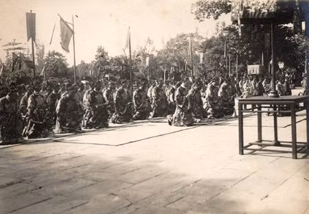 Các quan hành lễ trước điện Thái Hòa. Sân chầu trong điện Thái Hòa còn được gọi là Bái đình hay Long trì (sân rồng). Các quan đại thần đứng sắp hàng theo phẩm hàm, quay mặt vào Điện Thái Hòa làm lễ đại triều. Ở trong Điện Thái Hòa chỉ có Vua ngự trên ngai vàng, các Hoàng thân và 4 vị đại thần cao nhất (tứ trụ) đứng chầu.