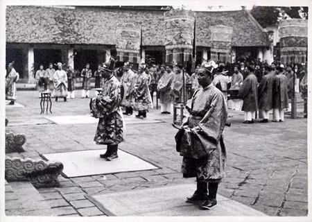 Lễ thiết triều của các quan lại triều Nguyễn, ảnh chụp năm 1926. Lễ đại triều chỉ diễn ra trong vòng một giờ đồng hồ.