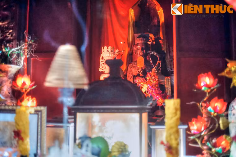 Trong cùng của thượng điện đền Cổ Loa là hậu cung, nơi có một khám lớn bằng gỗ đặt ban thờ vua An Dương Vương. Trên ban thờ đặt tượng vua An Dương Vương bằng đồng được đúc năm 1897, nặng 255kg.