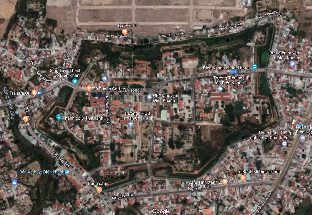 Tường thành có hình lục giác dài 2.693m, 6 cạnh không đều nhau, các góc được đắp nhô ra để tăng tầm quan sát – nét đặc trưng của kiến trúc thành Vauban. Ngày nay, các đường nét kiến trúc của thành vẫn có thể quan sát rõ ràng qua ảnh vệ tinh.