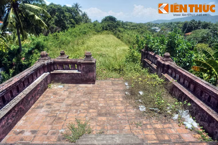 Trên tường thành xưa được trồng tre gai ken dày và các loại cây có gai khác vừa giữ độ bền cho tường thành vừa tăng chướng ngại cho đối phương như một hàng rào phòng ngự, ngày nay dấu vết hầu như không còn.