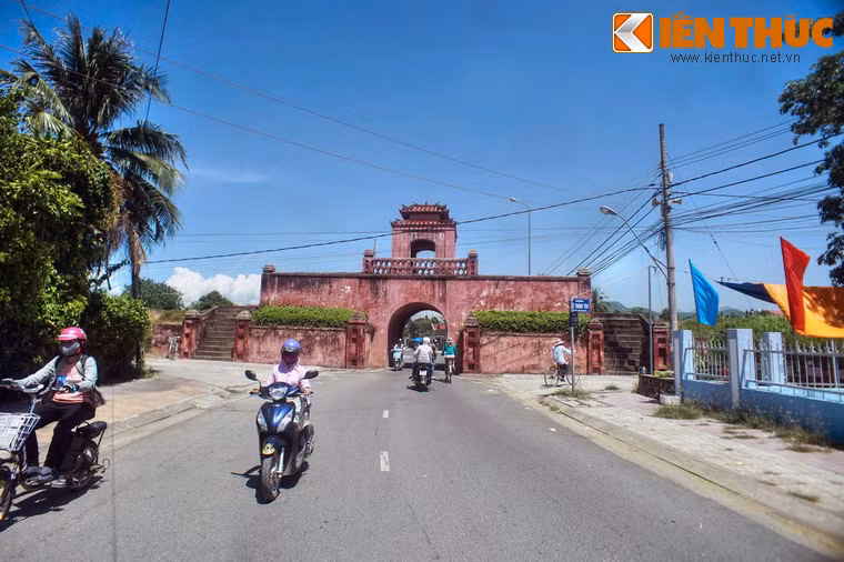 Nằm ở thị trấn Diên Khánh (huyện Diên Khánh, tỉnh Khánh Hòa), cách TP. Nha Trang chừng 10 km về phía Nam, thành cổ Diên Khánh được coi là tòa thành nguyên vẹn nhất của nhà Nguyễn bên ngoài Cố đô Huế còn được gìn giữ đến nay.