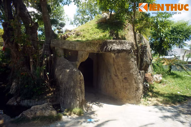 Lòng quả đồi là một khu hầm được xây dựng khá kỳ công. Lối vào hầm nằm ở một góc khuất dưới chân đồi.