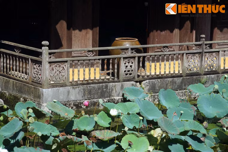Ba mặt giáp hồ nước có lối đi hẹp với lan can bao quanh.