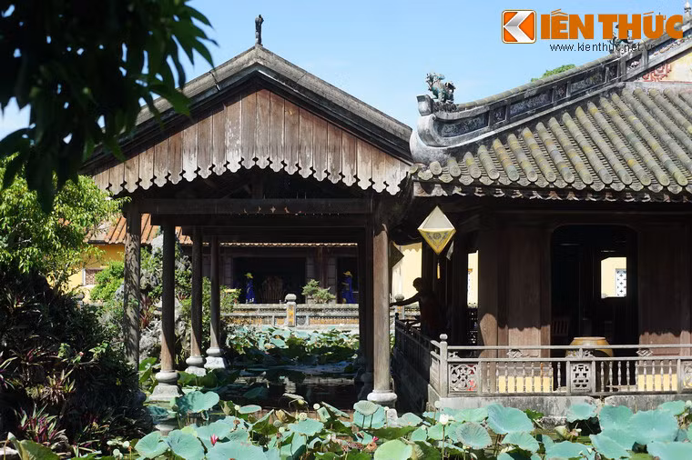 Mặt phía Nam của tạ Trường Du có một gian nhà vỏ cua được gọi là đình Lương Phong.