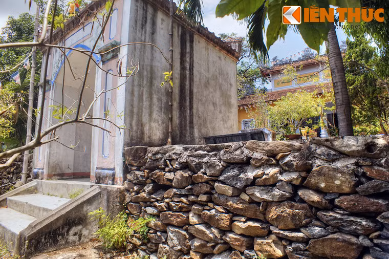 Các bức tường này được làm bằng bá tự nhiên khai thác ngay trên núi Đá Trắng, ngọn núi mà ngôi chùa tọa lạc. Các phiến đá được cắt xẻ thô và xếp đặt khéo léo để tạo nên những bức tường cao khoảng 1 mét, kết cấu rất vững chắc.