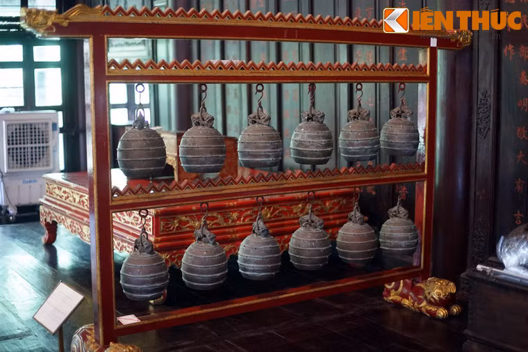 Bộ biên chung gồm 12 quả chuông đồng được đúc rỗng, độ dày mỏng giữa các chuông khác nhau.