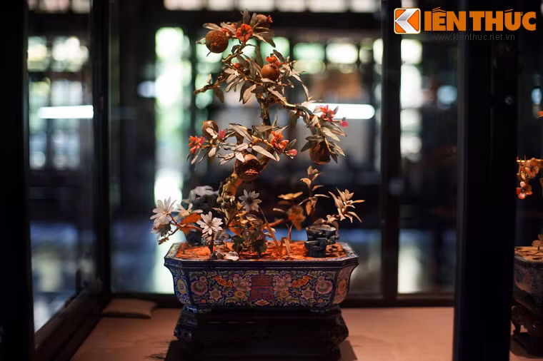 "Cành vàng lá ngọc" là một dạng cổ vật đặc biệt, từng hiện diện rất nhiều trong các cung điện, lăng tẩm vua chúa ở Huế. Đúng như tên gọi, các cành cây được dát vàng, hoa và lá làm từ đá ngọc.