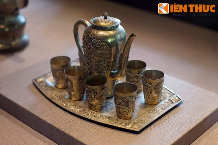 Bộ ấm chén bằng bạc gồm ấm, 8 chiếc chén và khay đựng của cung đình nhà Nguyễn.