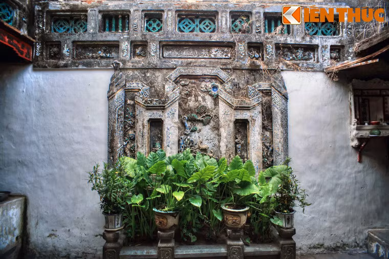 Sân trời có cây lá, hồ cá, hòn non bộ, tường bao xung quanh được trang trí bằng gốm Trung Quốc, các đồ án trang trí hình các con vật, cảnh vật tạo nên một không gian hài hòa giữa kiến trúc và thiên nhiên.