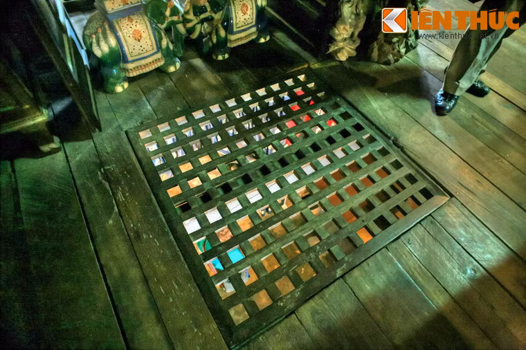 Một nét đặc biệt của nhà cổ Phùng Hưng là sàn tầng gác có một cửa sập thông với tầng dưới để khi lụt lội xảy ra có thể chuyển đồ đạc lên tầng trên.
