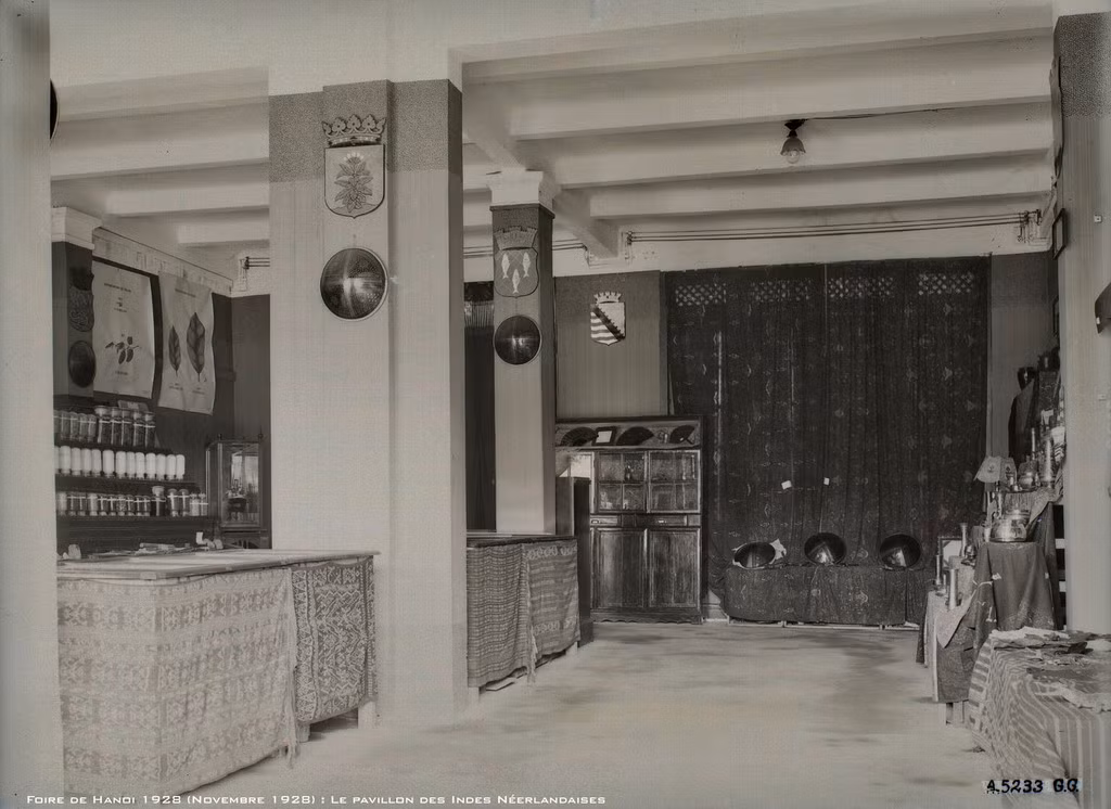 Bên trong nhà trưng bày Đông Ấn.