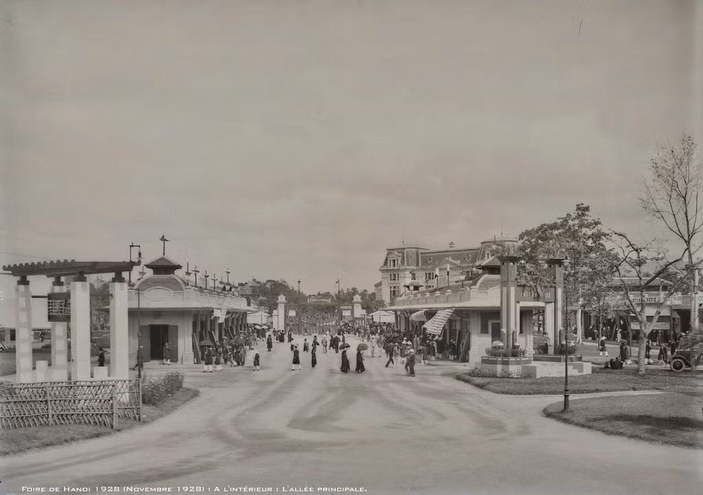 Trục đường chính ở đấu xảo Hà Nội năm 1928. Đây là một hội chợ - triển lãm tầm vóc quốc tế, diễn ra với mục đích quảng bá các sản phẩm thương mại khu vực châu Á.
