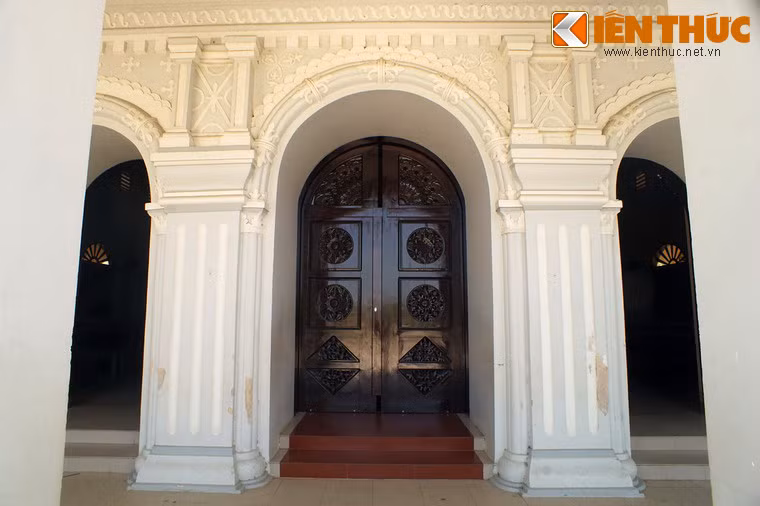 Cửa chính của thánh đường.