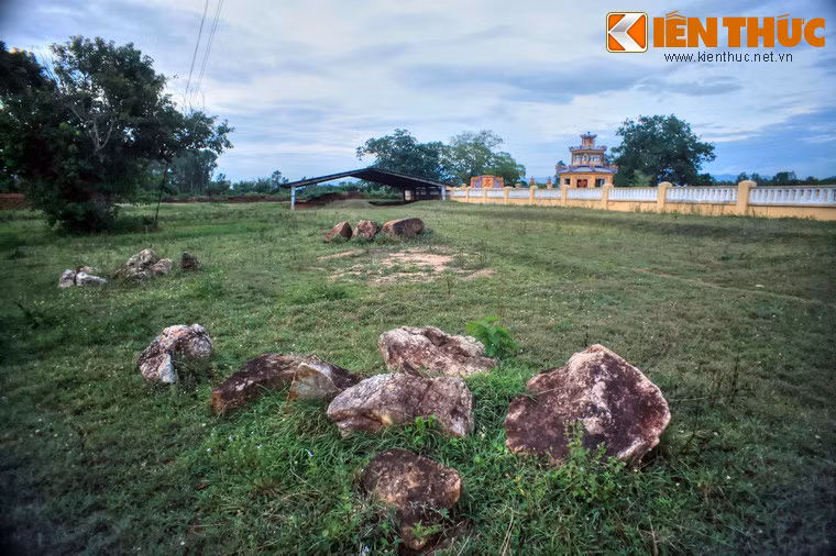 2. Nằm trên địa phận xã Nhơn Hậu, thị xã An Nhơn, tỉnh Bình Định, thành Đồ Bàn (thành Vijaya) từng là kinh đô của vương quốc Chăm Pa trong 5 năm thế kỷ, từ năm 999 đến năm 1471.