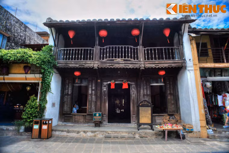 Nằm ở số 80 Trần Phú, phường Minh An, thành phố Hội An, Bảo tàng Gốm sứ Mậu dịch là một ngôi nhà cổ đặc sắc của khu đô thị cổ Hội An.