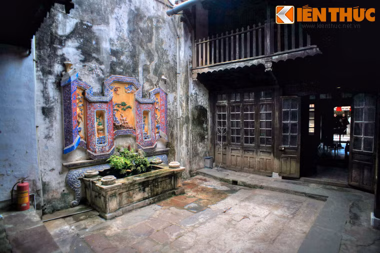 Cột nhà được đặt trên những viên đá cẩm thạch và đầu cột vươn lên đỡ đòn tay trên mái, ngoài ra những thanh kèo cũng riêng rẽ giữa các cột.