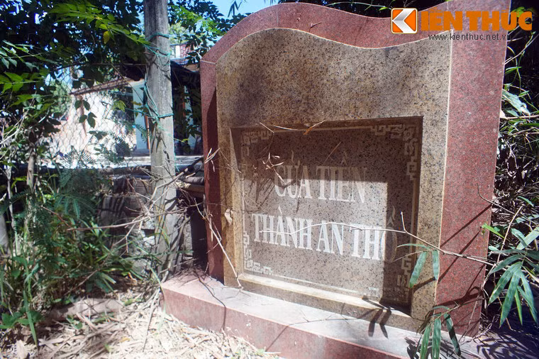 Bốn cửa thành quay ra bốn hướng Đông, Tây, Nam, Bắc với tên gọi: cửa Tiền, cửa Hậu, cửa Hữu, cửa Tả. Ảnh: Bia đánh dấu vị trí cửa Tiền của thành An Thổ.