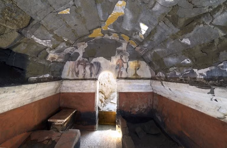  5. Ngôi mộ có tranh vẽ ở Cumae, Italia. Các nhà khảo cổ đã phát hiện ra một loạt các phòng chôn cất hình vòm được làm bằng đá núi lửa ở thành phố cổ Cumae, nằm cách thành phố Napoli của Italia 25 km về phía Tây.