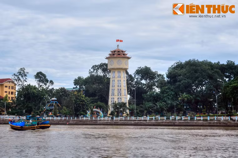 Soi bóng xuống sông Cà Ty từ công viên trung tâm thành phố Phan Thiết (tỉnh Bình Thuận), tháp nước Phan Thiết là một công trình kiến trúc độc đáo và có lịch sử đặc biệt của thành phố biển nổi tiếng miền Trung.