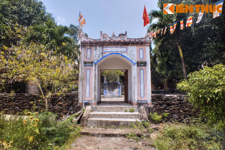 Đó là khuôn viên chùa được bao bọc bởi những bức tường đá cổ xưa, nhiều đoạn có tuổi đời đã trên dưới 2 thế kỷ.