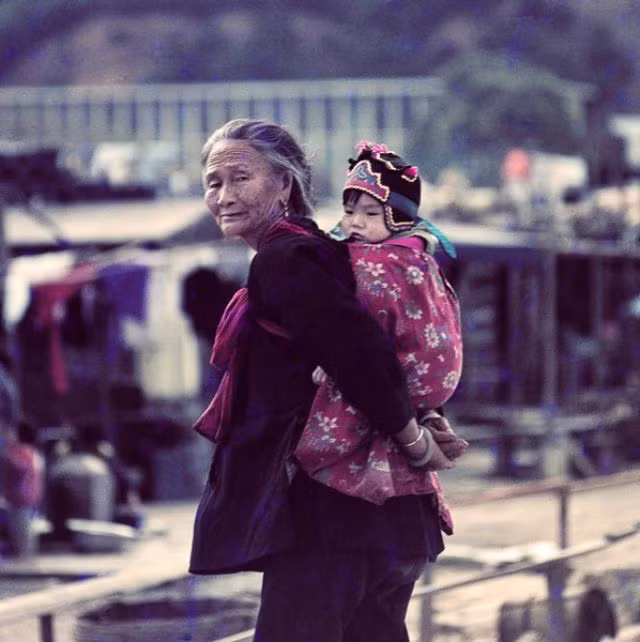 Cụ bà và em bé ở thị trấn Tai Po, 1972. Ảnh: Keith Macgregor.