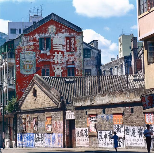 Đường Wan Chai, Hong Kong năm 1972. Ảnh: Keith Macgregor.