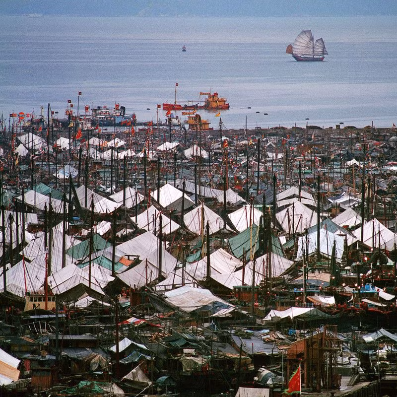 Làng nổi Aberdeen dịp năm mới Âm lịch 1974. Ảnh: Keith Macgregor.