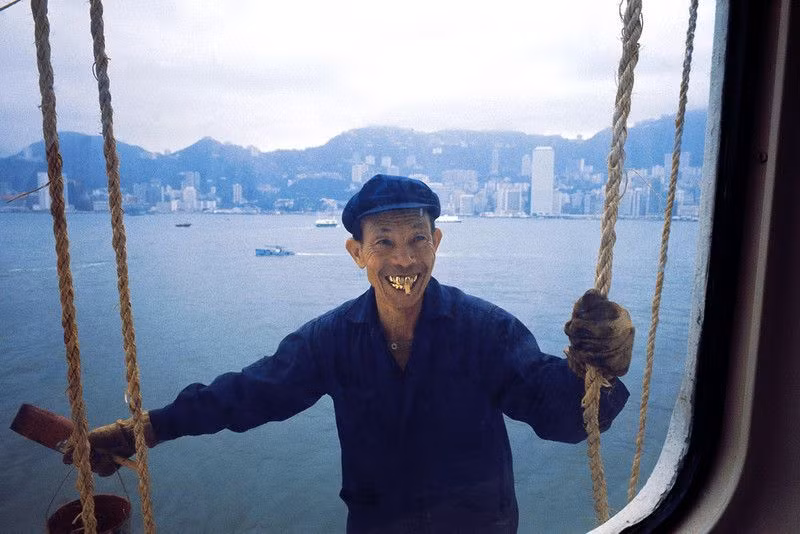 Người thợ sơn tàu với hàm răng vàng, 1978. Ảnh: Keith Macgregor.