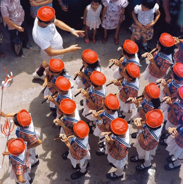 Trẻ em diễu hành trong lễ hội đảo Cheung Chau Bun, 1974. Ảnh: Keith Macgregor.