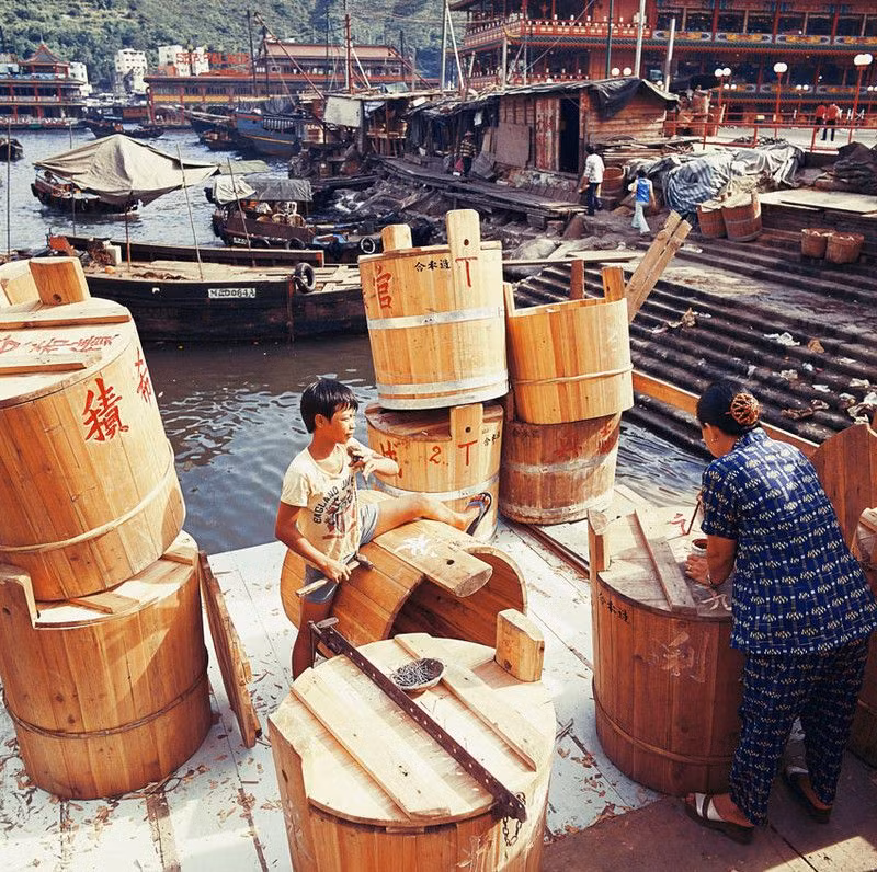 Xưởng làm thùng ủ cá ở Aberdeen, 1976. Ảnh: Keith Macgregor.