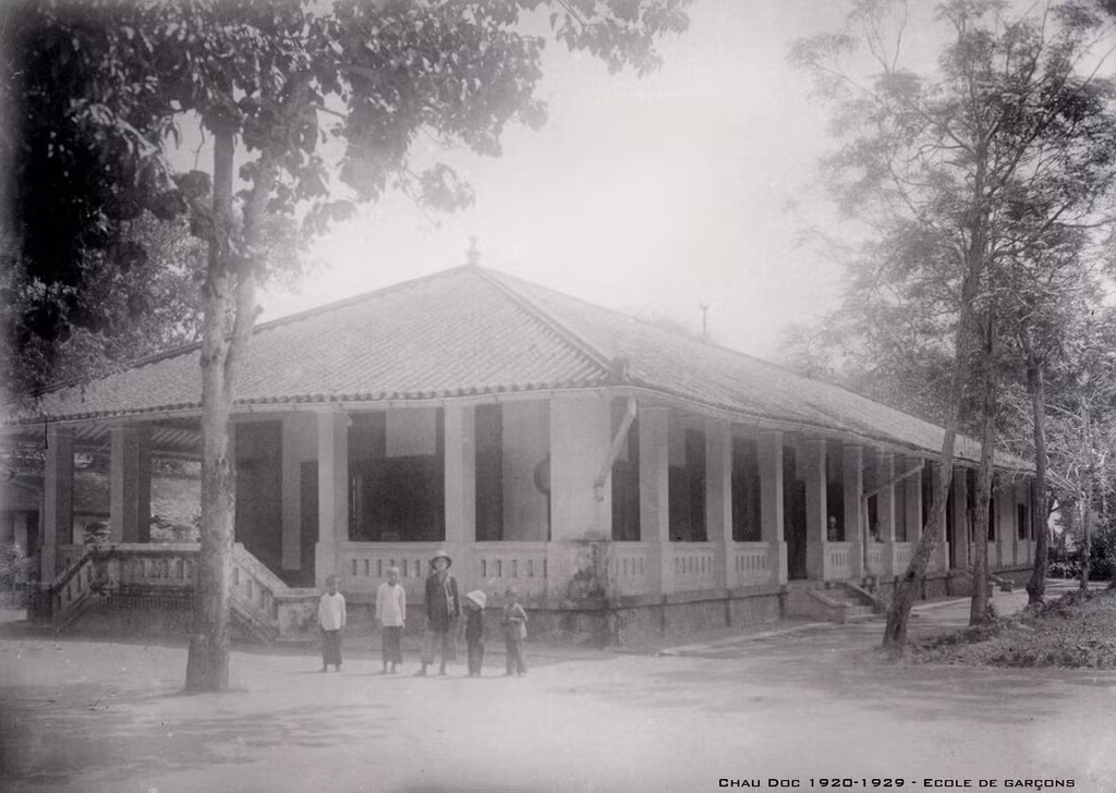 Trường tiểu học nam sinh ở Châu Đốc. Ảnh tư liệu.