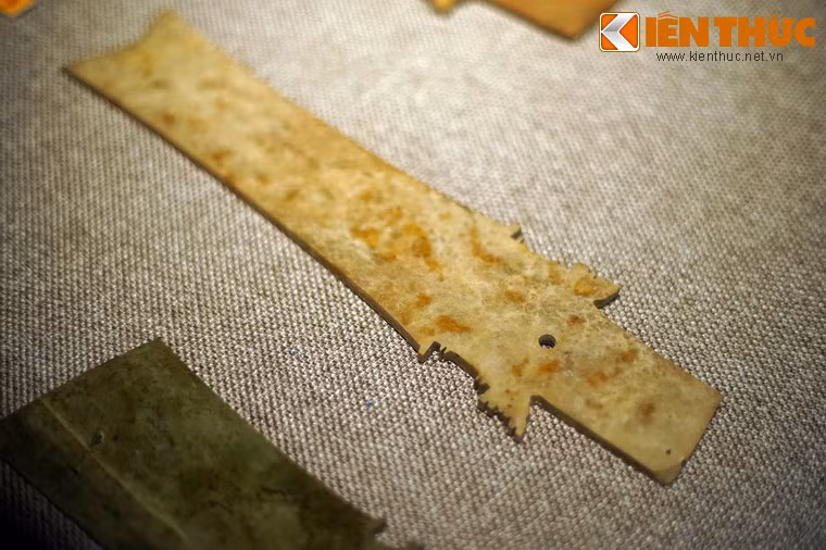 Các tỉnh phát hiện nhiều di chỉ thuộc văn hóa Phùng Nguyên nhất là Phú Thọ, Bắc Ninh, Ninh Bình, Hà Nội, Hải Phòng. Trong đó, di chỉ Mán Bạc ở Ninh Bình có tầm quan trọng đặc biệt vì là nơi phát lộ nhiều hài cốt cổ. Ảnh: Nha chương làm bằng đá ngọc của văn hóa Phùng Nguyên.