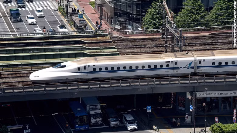 Shinkansen là hệ thống tàu cao tốc có thể đạt tới vận tốc 400 km/h. Đây là tàu cao tốc đầu tiên trên thế giới khi chính thức hoạt động từ năm 1964.