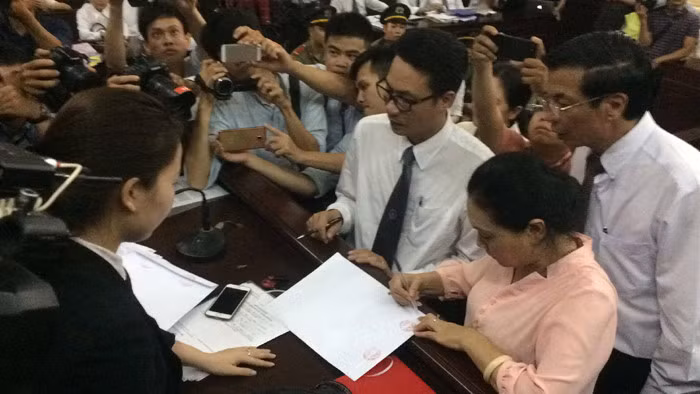 Trước đó, cuối phiên xử sáng nay, chủ tọa tuyên bố kết thúc phần xét hỏi. Tòa đã cho niêm phong các chứng cứ mới, gồm các tập tin ghi âm, ghi hình, thư nylon của nhân chứng Mai Phương, mẹ Phương Nga, Lữ Minh Nghĩa và tài liệu mà các luật sư bào chữa cho hoa hậu cung cấp. (Ảnh: Vietnamnet)