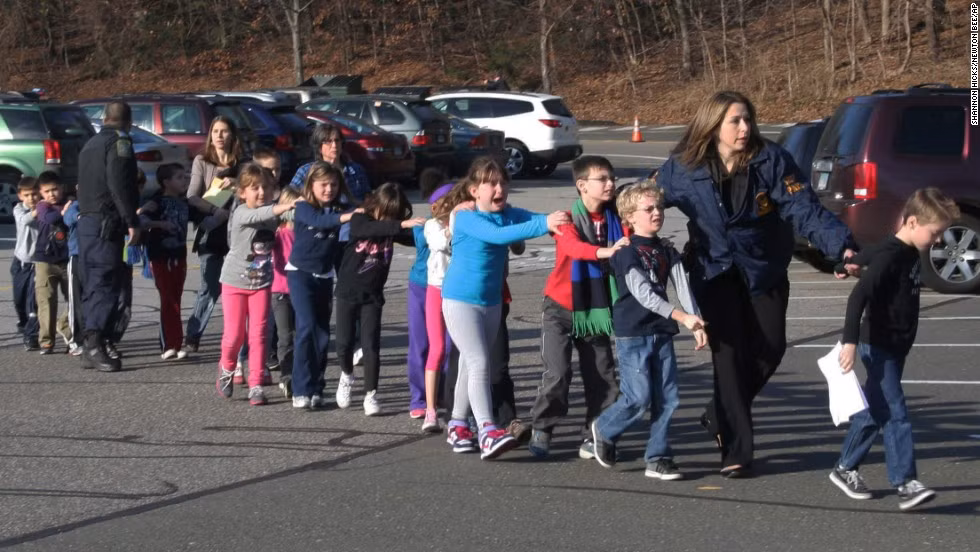 Ngay sau khi xảy ra cuộc thảm sát tại trường tiểu học Sandy Hook ở Connecticut, Mỹ, nhà báo Shannon Hicks đã chụp được bức ảnh cảnh sát hộ tống các em học sinh rời trường an toàn.