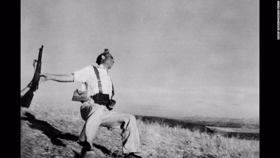 Nhiều ảnh gia Robert Capa nổi tiếng với bức ảnh ghi lại khoảnh khắc người lính bị bắn và chuẩn bị ngã xuống trong cuộc nội chiến ở Tây Ban Nha. Người lính này ngã xuống khi bị một viên đạn bắn trúng bụng trên ngọn đồi Iberi.