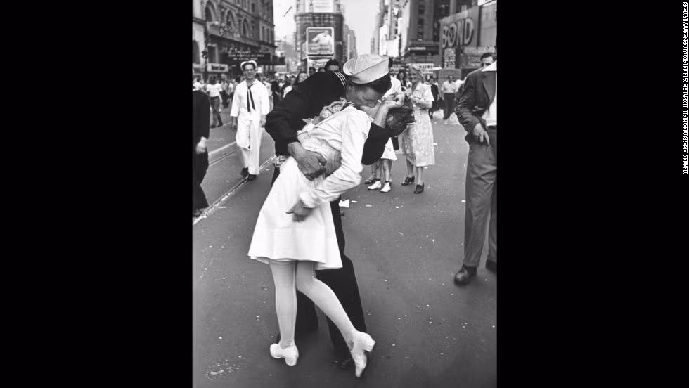 Nhiếp ảnh gia của tờ Life, Alfred Eisenstaedt đã chụp được bức ảnh lịch sử “Nụ hôn ở quảng trường Thời Đại”. Bức ảnh ghi lại khoảnh khắc chàng thủy thủ và cô y tá hôn nhau tại quảng trường Thời Đại ở New York, Mỹ vào thời điểm kết thúc Chiến tranh thế giới 2.
