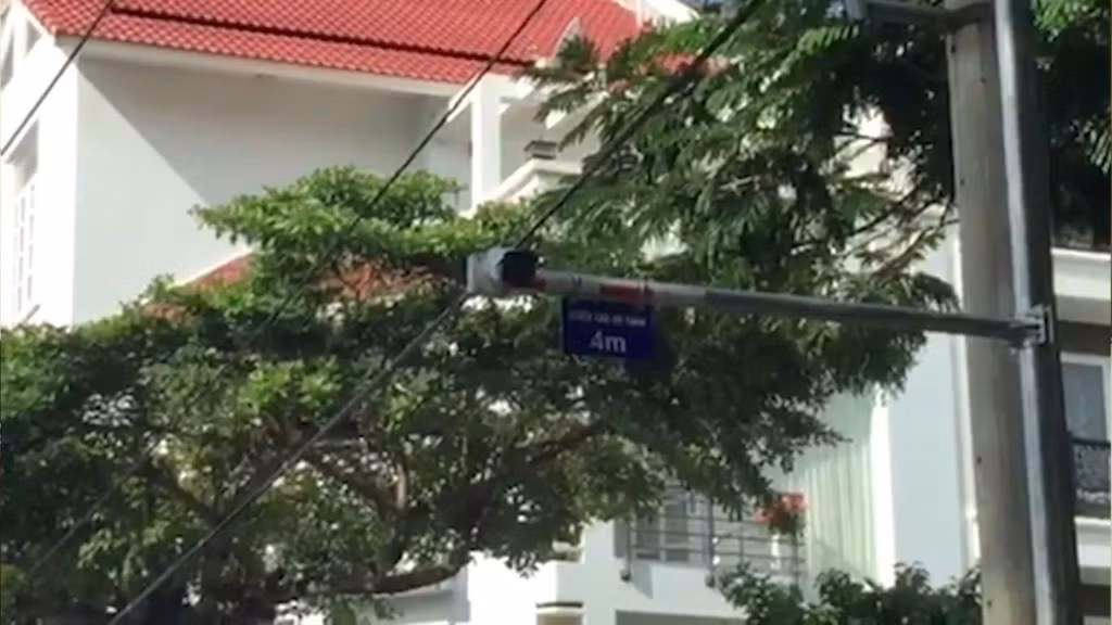 Phó ban chuyên án 516 E cho biết Hoàng "béo" điều hành các xưởng bào chế từ xa, thông qua hình ảnh từ camera giám sát. Ngoài ra, với hệ thống camera an ninh ở khu biệt thự Trung Sơn, bị can này cũng dễ dàng nhận biết mình có bị theo dõi hay không.