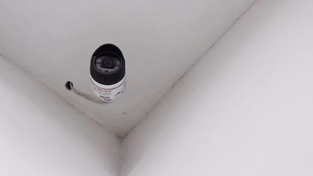 Camera trong biệt thự của Hiếu được kết nối với điện thoại di động.