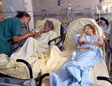 Tháng 8/2003, một đợt nắng nóng đặc biệt hiếm đã xảy ra ở Pháp khi thời tiết lên đến 40 -43 độ C. Ban đầu, chính phủ Pháp thừa nhận có khoảng 500 thiệt mạng, sau đó đính chính là 3.000 người, chủ yếu là người già. Tuy nhiên, các công ty mai táng của nước này công bố hơn 12.000 người chết vì nắng nóng. Thông tin này khiến dư luận Pháp không khỏi bị sốc.