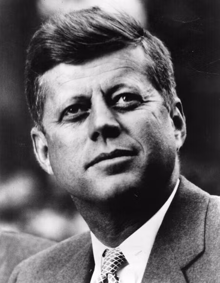 Lời tiên đoán của Edgar Cayce trở thành hiện thực khi Tổng thống Franklin D. Roosevelt qua đời khi đang đương nhiệm năm 1945 trong khi Tổng thống John F. Kennedy (trong ảnh) bị ám sát tại Dallas, Texas tháng 11/1963.