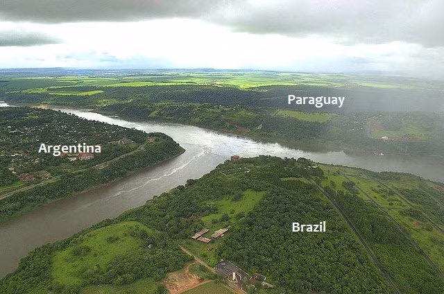 Biên giới giữa Argentina, Brazil và Paraguay là một ngã ba sông với hai cây cầu bắc qua sông Parana và Iguazu để nối 3 quốc gia lại với nhau.