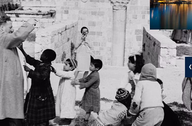 Nhiều người ở Jerusalem tụ tập tại Bức tường than khóc nổi tiếng thế giới. Ảnh chụp tại Israel năm 1936.