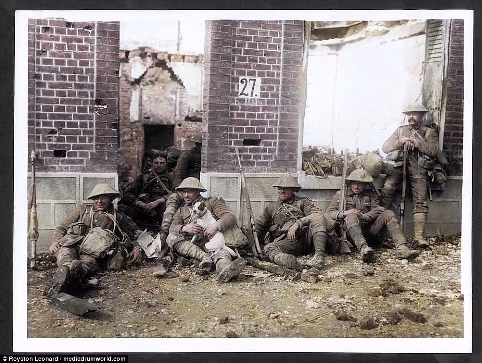 Binh sĩ Anh chiến đấu tại chiến trường Peronne, Pháp năm 1918.