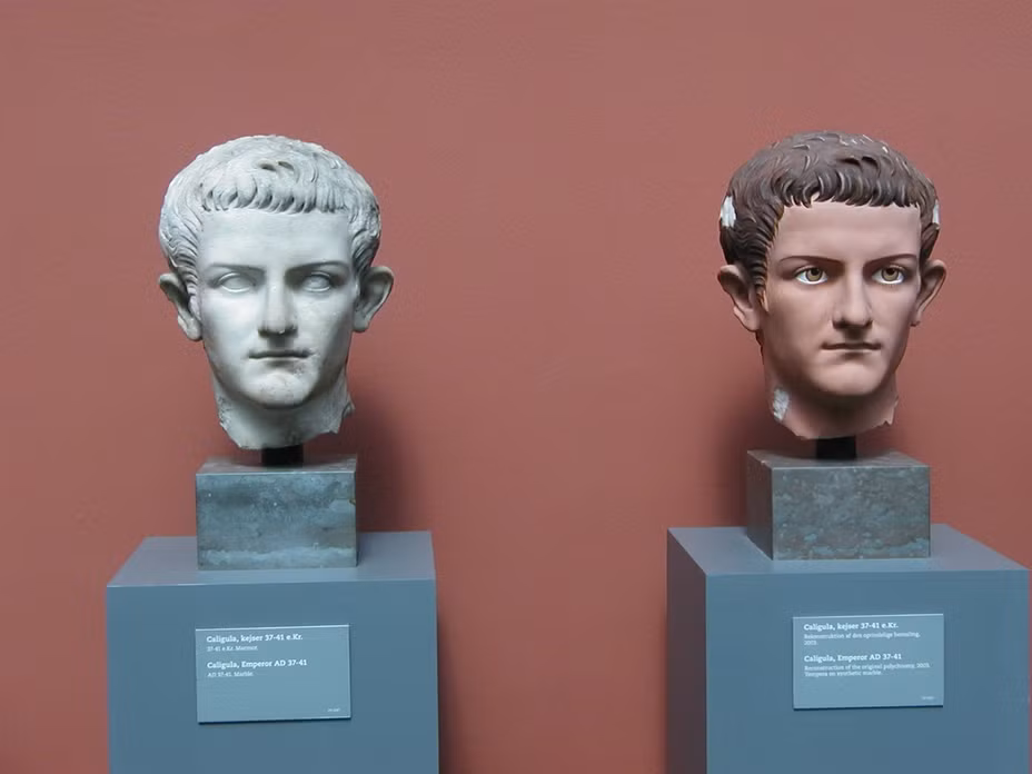 Hoàng đế La Mã Caligula được biết đến là một vị vua điên cuồng, độc ác và trụy lạc khủng khiếp. Theo đó, Caligula tuyên bố ngày nào cũng là ngày nghỉ và tổ chức những cuộc chơi giết chóc đẫm máu. Bất cứ người nào lên tiếng phản đối đều bị đội cận vệ của Caligula kéo xuống bắt chiến đấu với thú hoang ở đấu trường. Vị hoàng đế này còn có quan hệ loạn luân với chính những người chị em của mình. Caligula trở thành nhân vật khét tiếng lịch sử với những tội ác rùng rợn.