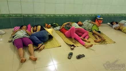 Mỗi hầm có từ vài người đến hàng chục người ngủ nghỉ.