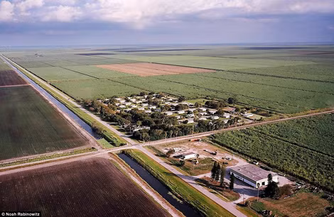Miracle Village nằm ở Everglades, miền Nam Florida (Mỹ) được nhiều người biết đến là nơi trú ngụ của hàng trăm tội phạm tình dục sau khi ra tù. Ngôi làng dành cho tội phạm tình dục này do mục sư Tin lành Dick Witherow thành lập năm 1009.